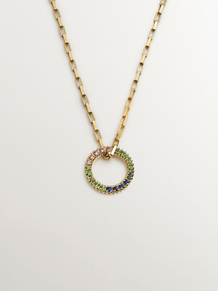 Colgante círculo de plata bañada en oro de 18kt con zafiros multicolor y tsavoritas verdes
