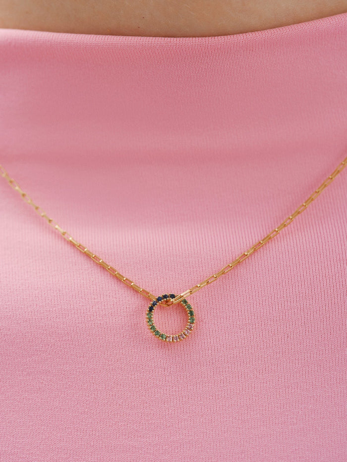 Colgante círculo de plata bañada en oro de 18kt con zafiros multicolor y tsavoritas verdes