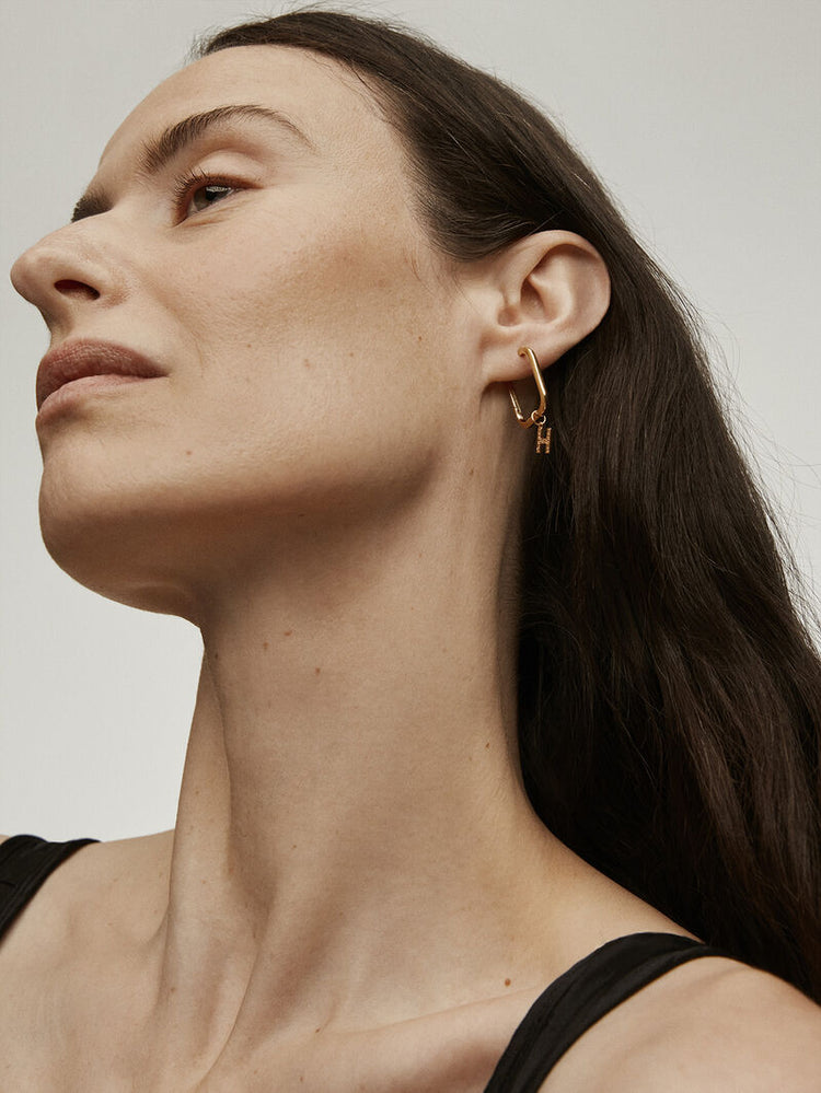 Charm letra H de plata bañada en oro de 18kt con topacios blancos