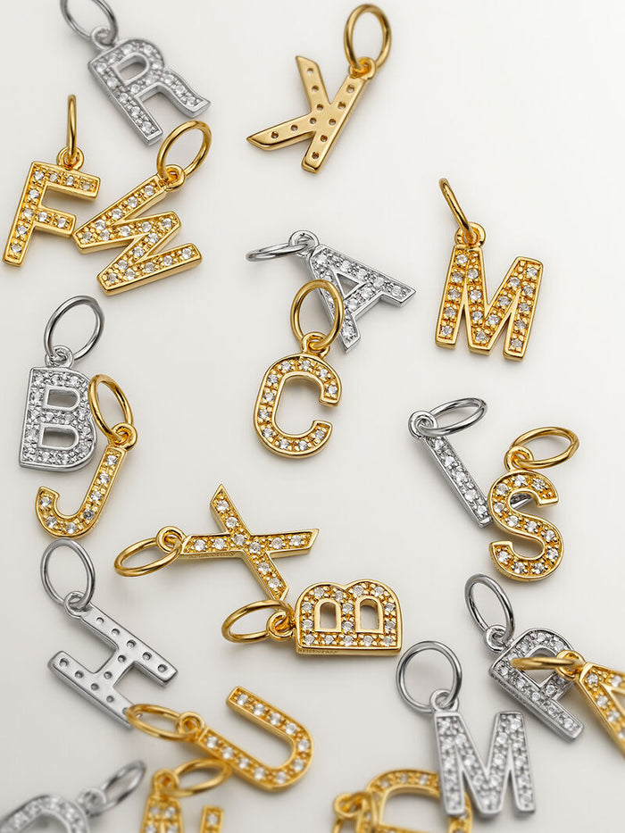 Charm letra H de plata bañada en oro de 18kt con topacios blancos