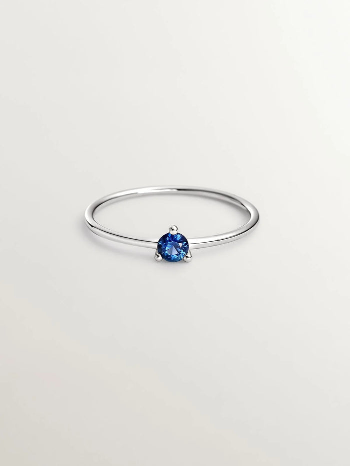 Anillo de oro blanco de 9K con zafiro azul