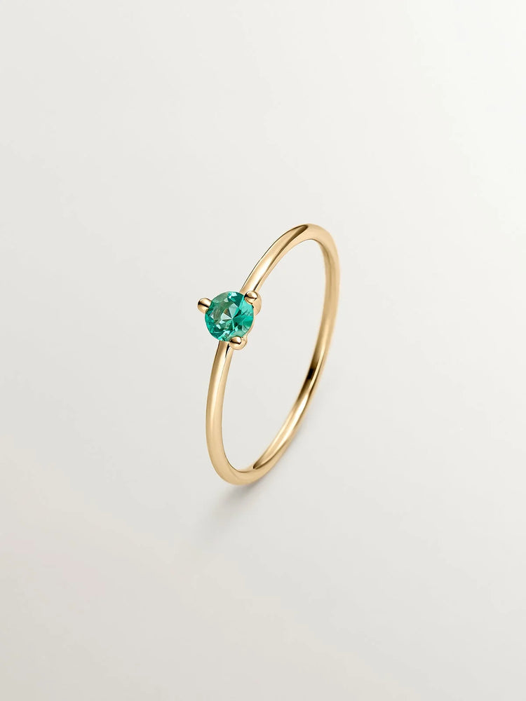 Anillo de oro amarillo de 18K con esmeralda verde