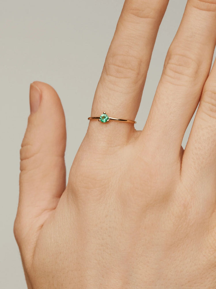 Anillo de oro amarillo de 18K con esmeralda verde