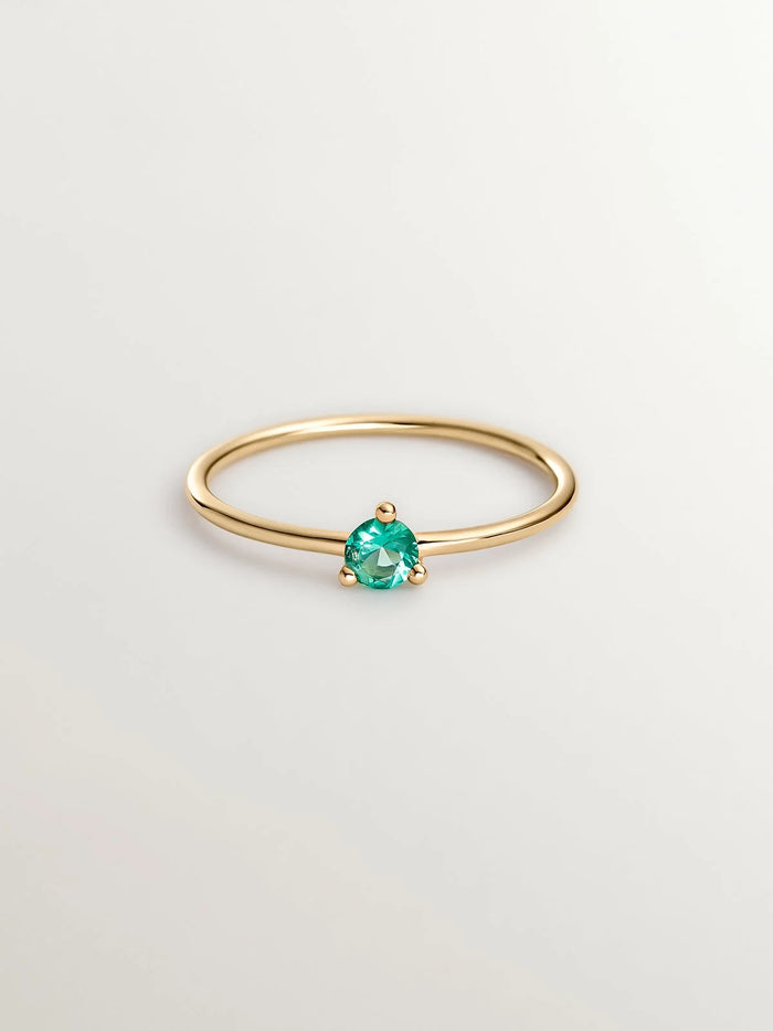 Anillo de oro amarillo de 18K con esmeralda verde
