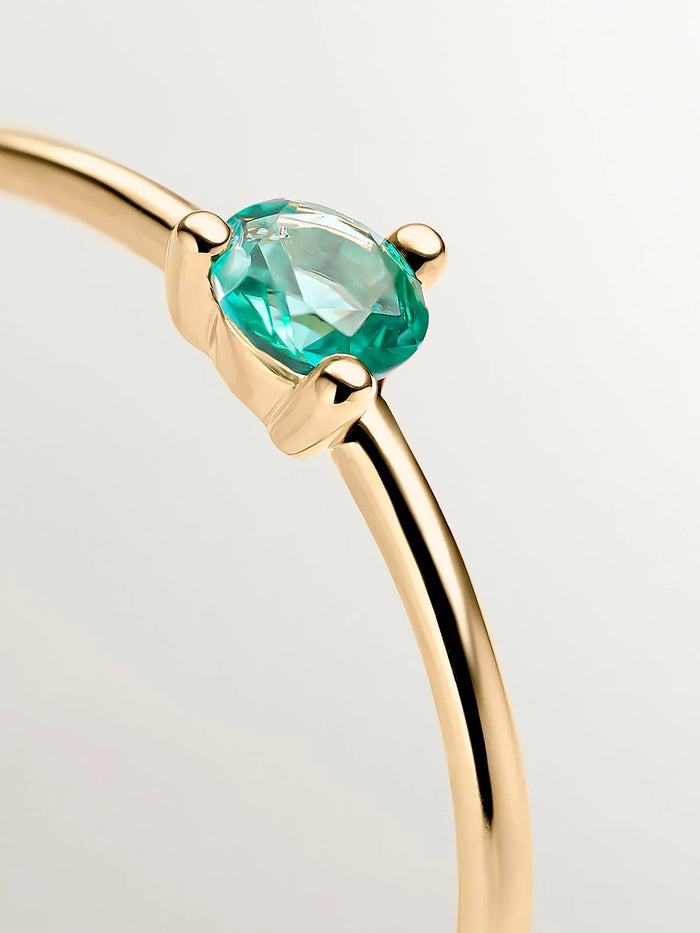 Anillo de oro amarillo de 18K con esmeralda verde