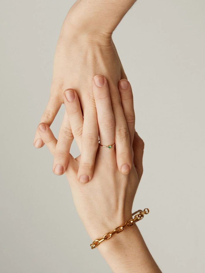 Anillo de oro amarillo de 18K con esmeralda verde