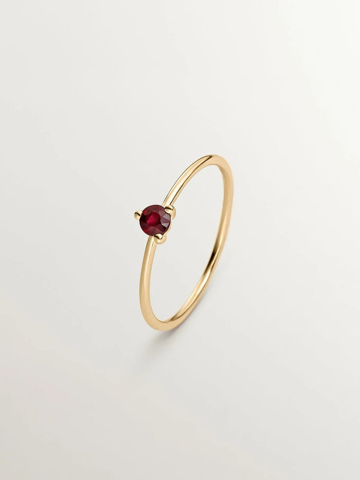 Anillo de oro amarillo de 9K con rubí rojo