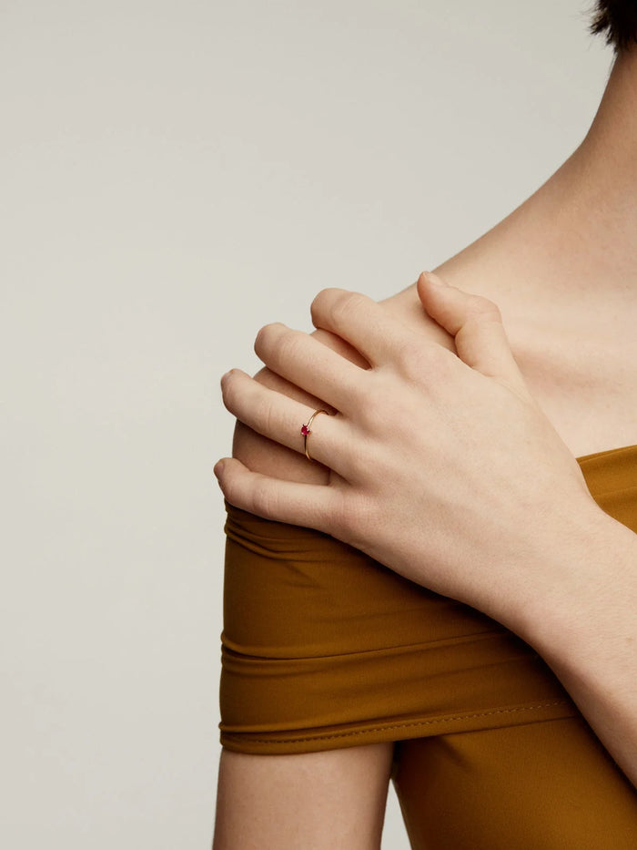 Anillo de oro amarillo de 9K con rubí rojo