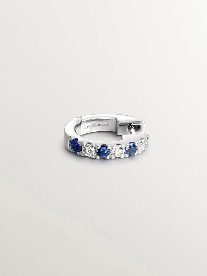 Pendiente individual de aro de oro blanco de 18K con zafiros azules y diamantes