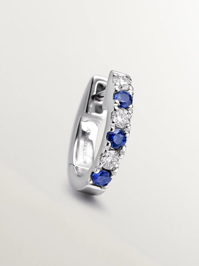 Pendiente individual de aro de oro blanco de 18K con zafiros azules y diamantes