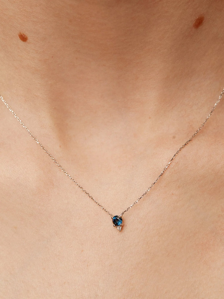 Collar de oro blanco de 18K con zafiro azul