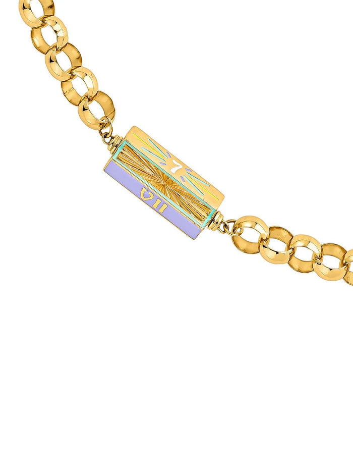 Collar de eslabones de plata bañada en oro de 18kt con motivo de colores con número siete