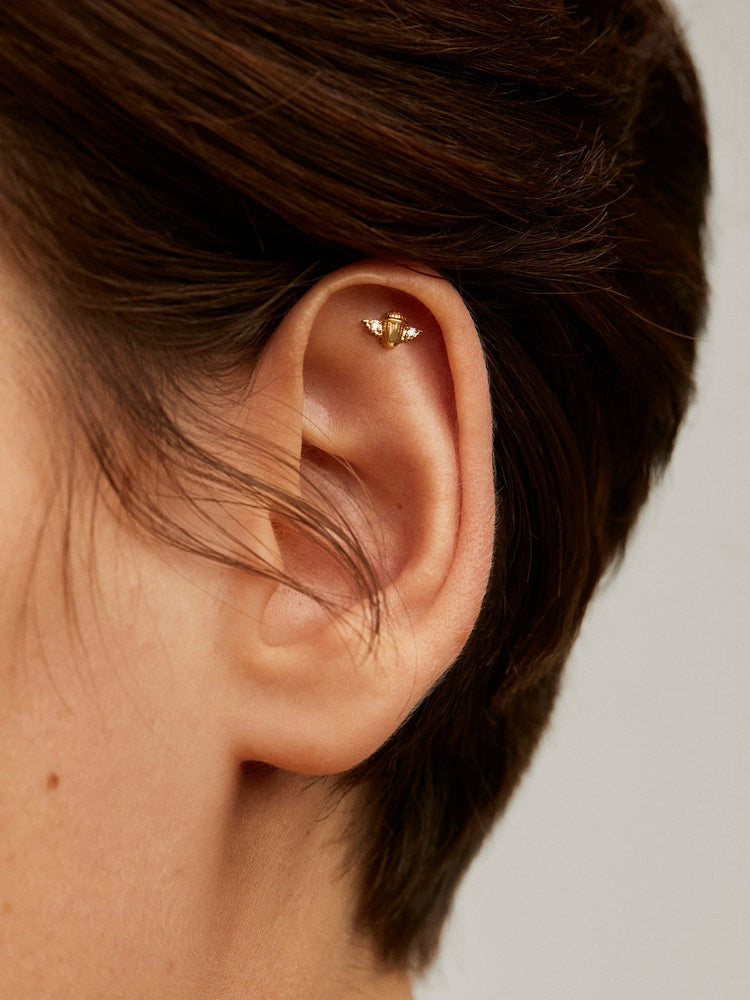 Piercing de oro amarillo de 18K con diamantes y forma de escarabajo