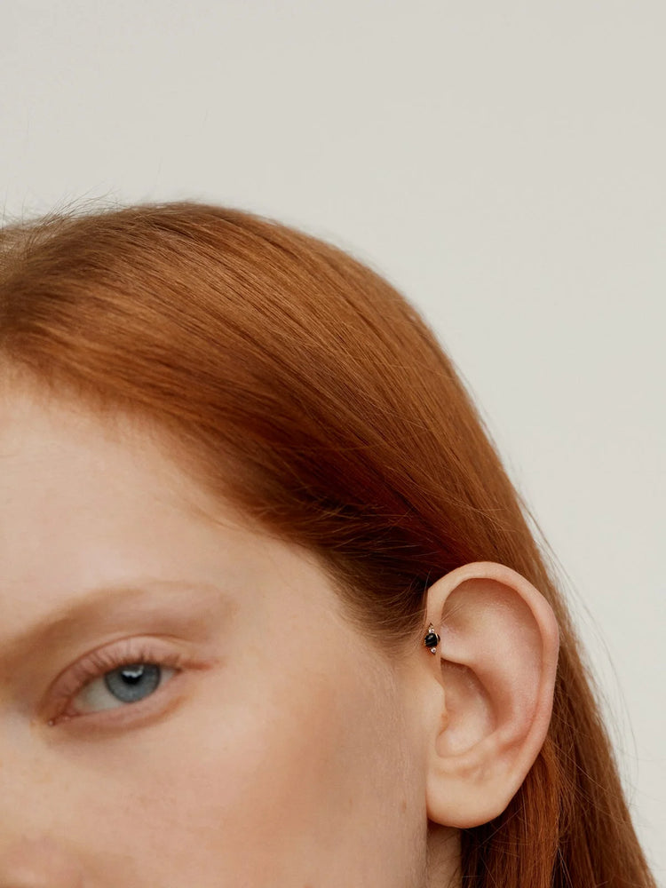 Piercing de oro amarillo de 18K con forma de escarabajo con ónix y diamantes