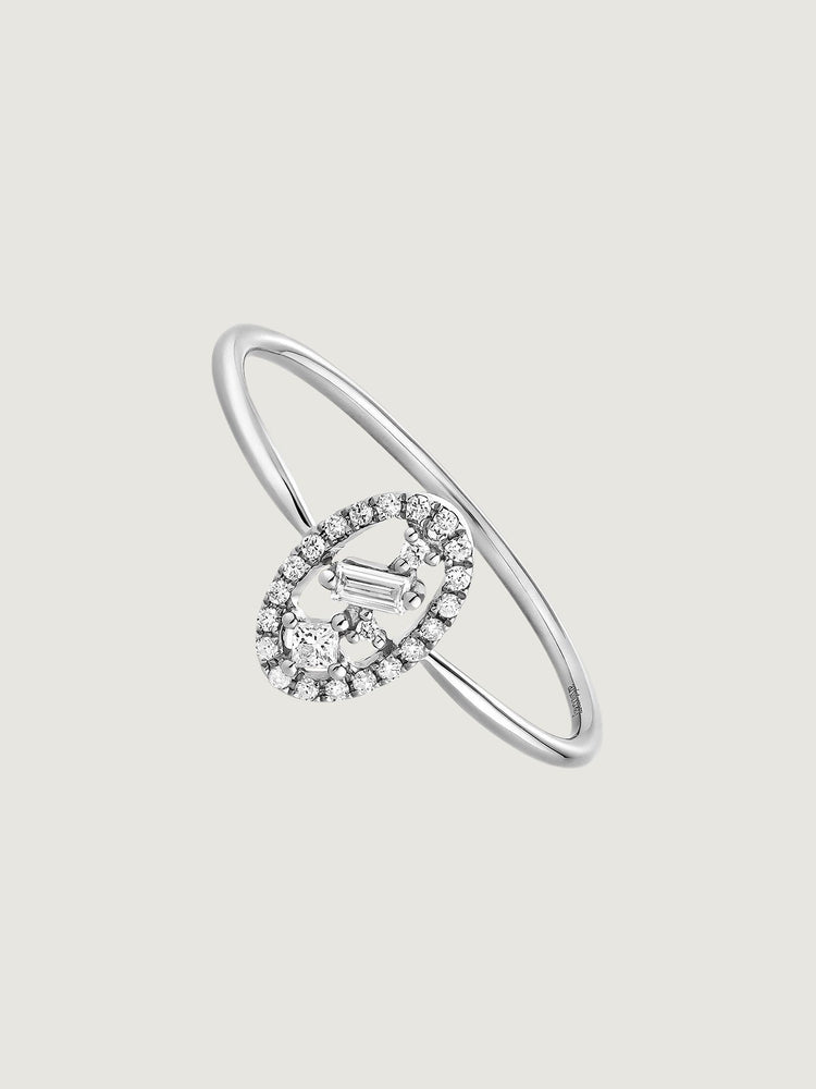 Anillo ovalado de oro blanco de 18kt con diamantes y orla de diamantes