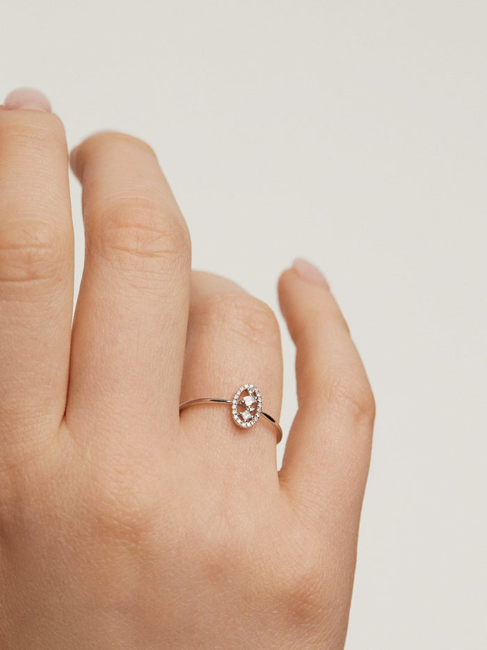 Anillo ovalado de oro blanco de 18kt con diamantes y orla de diamantes