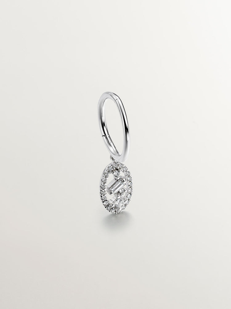 Pendiente individual de aro pequeño de oro blanco de 18kt con motivo ovalado de diamantes