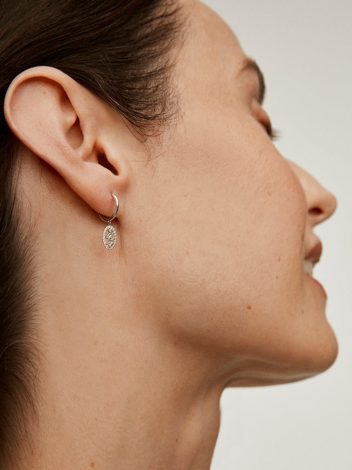 Pendiente individual de aro pequeño de oro blanco de 18kt con motivo ovalado de diamantes