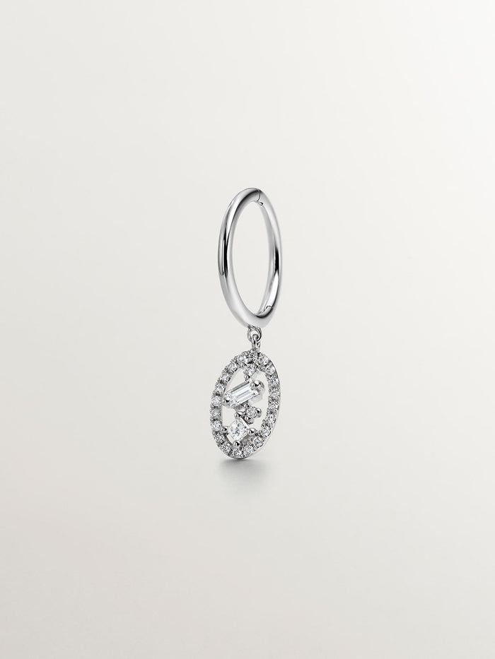 Pendiente individual de aro pequeño de oro blanco de 18kt con motivo ovalado de diamantes