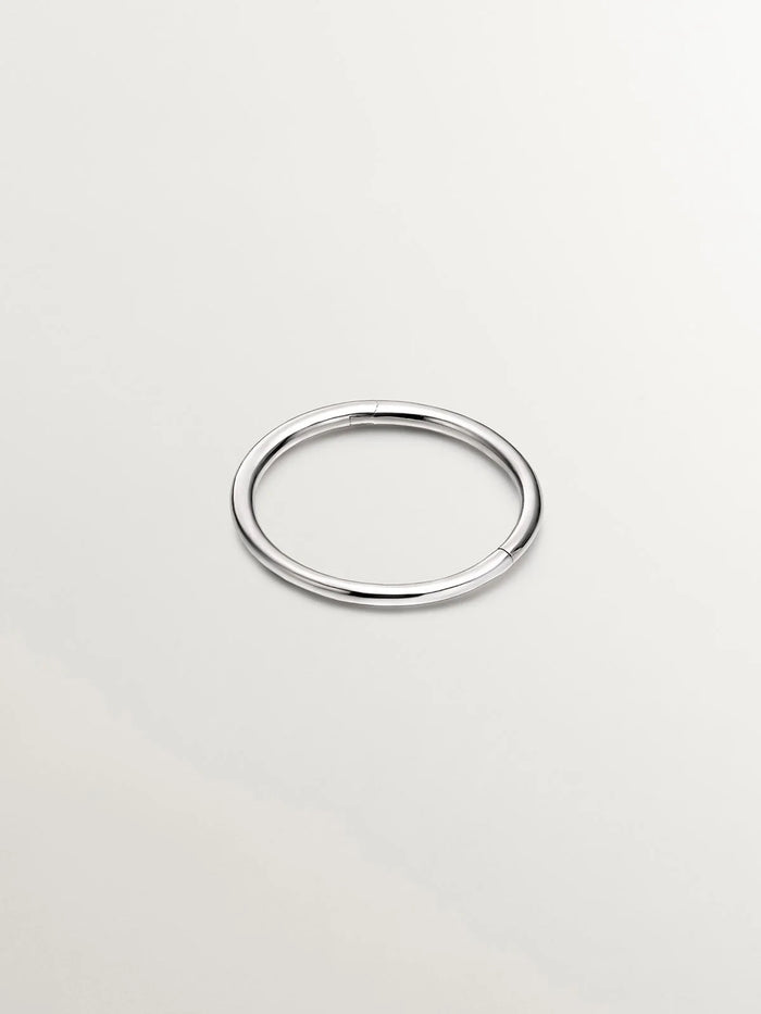 Pendiente individual de aro pequeño de oro blanco de 18K