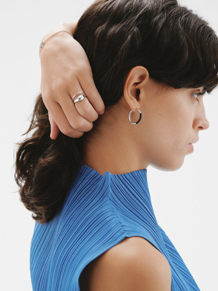 Pendientes de aro mediano de plata con esmalte negro