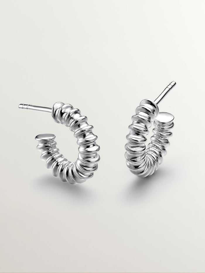 Pendientes de aro pequeño de plata con relieve