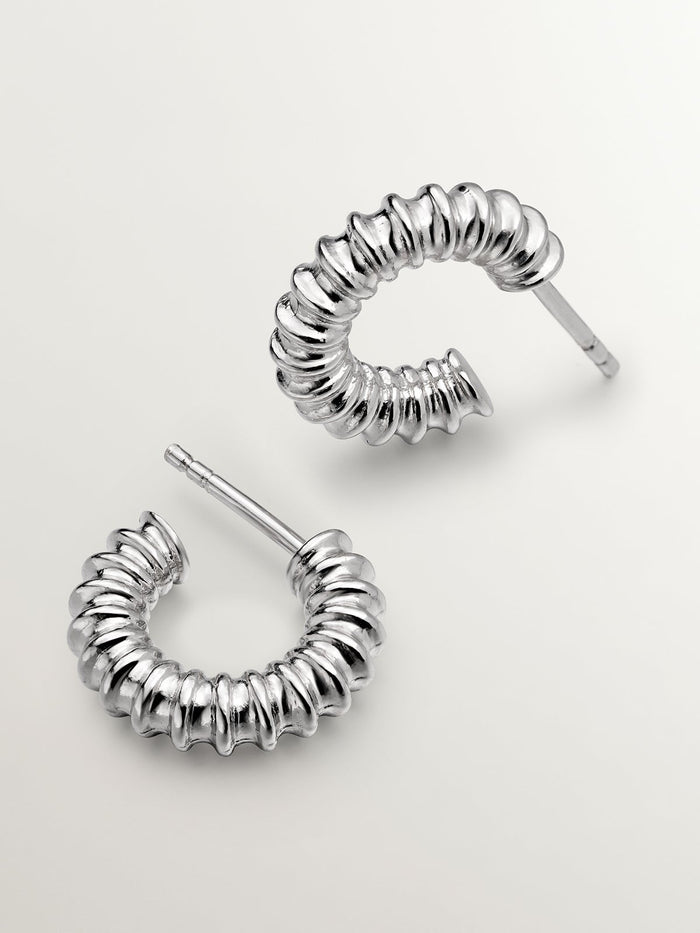 Pendientes de aro pequeño de plata con relieve