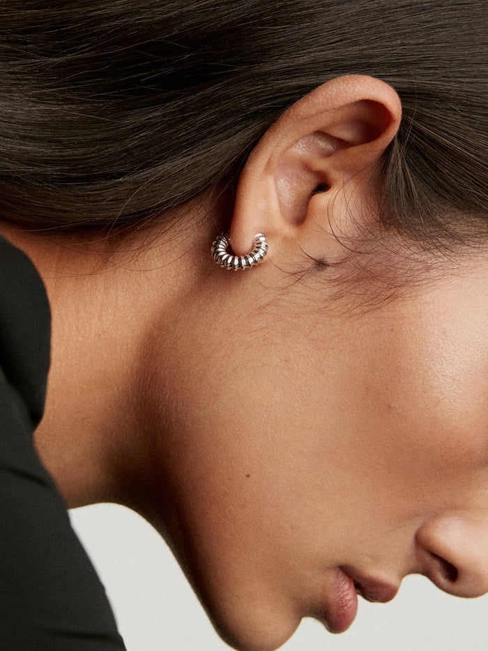 Pendientes de aro pequeño de plata con relieve