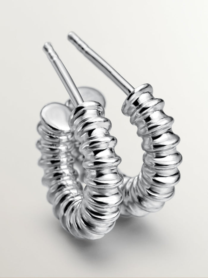 Pendientes de aro pequeño de plata con relieve