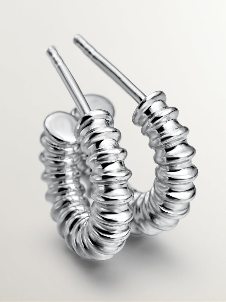 Pendientes de aro pequeño de plata con relieve