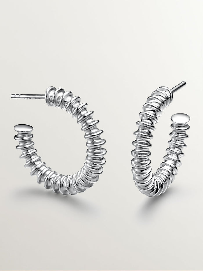 Pendientes de aro mediano de plata con relieve