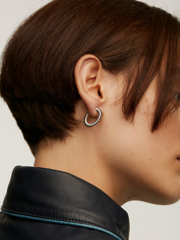 Pendientes de aro mediano de plata con relieve