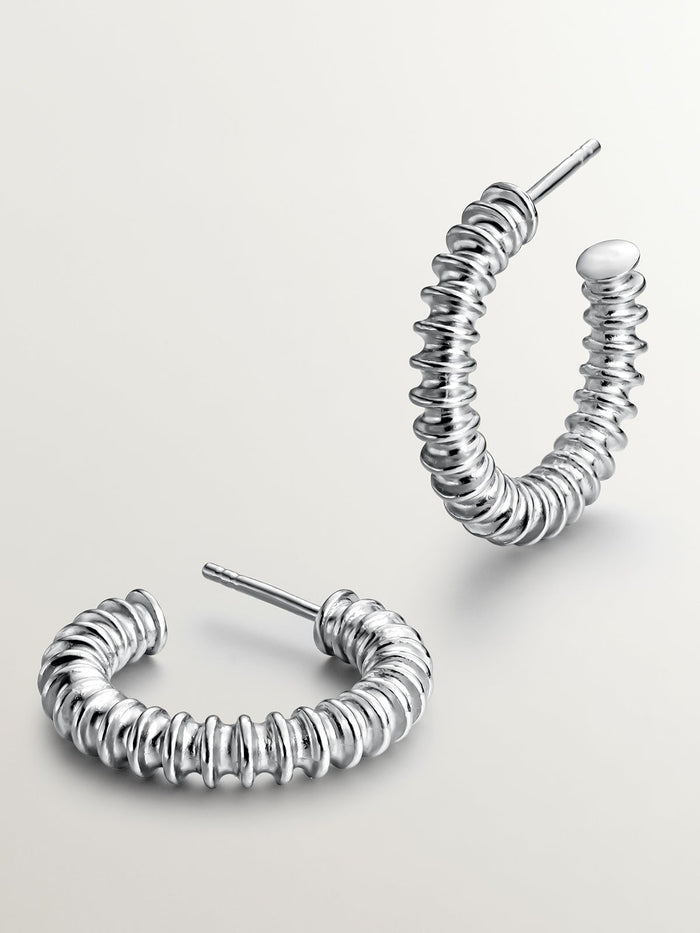 Pendientes de aro mediano de plata con relieve