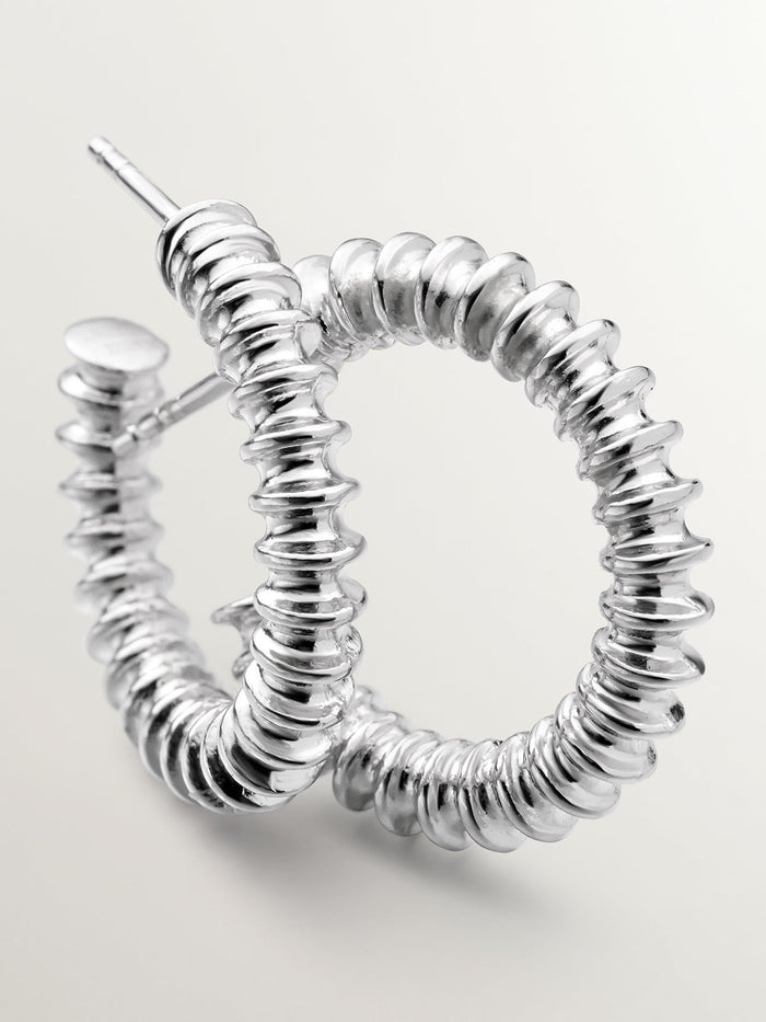 Pendientes de aro mediano de plata con relieve