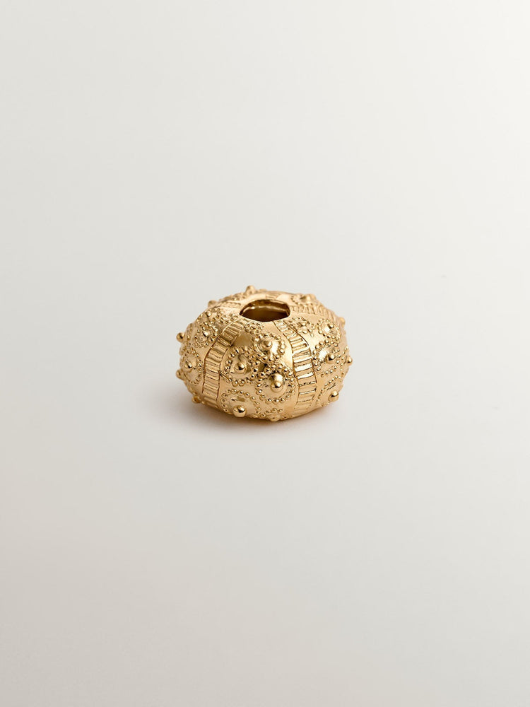 CHARM CIRCULAR ERIZO DE MAR DE PLATA BAÑADA EN ORO AMARILLO DE 18KT