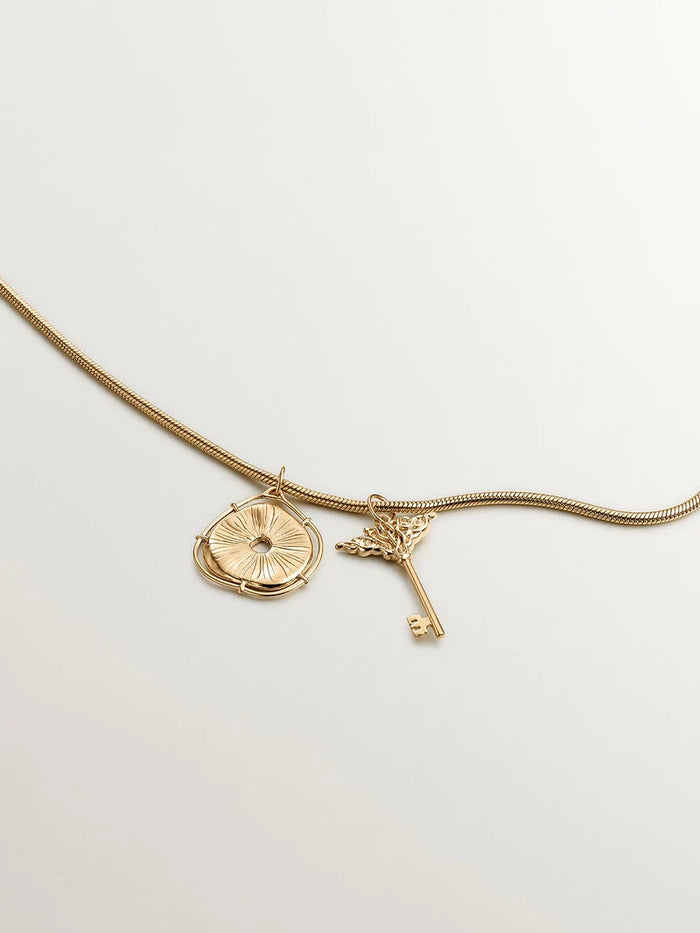 CHARM LLAVE DE PLATA BAÑADA EN ORO AMARILLO DE 18KT