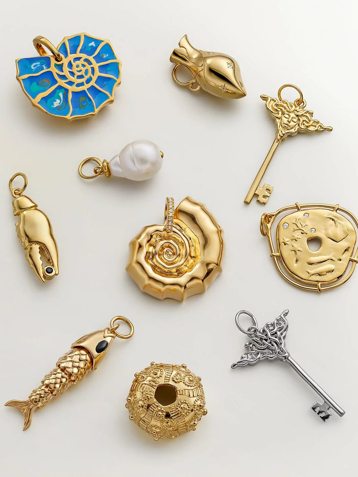Charm de plata 925 bañada en oro amarillo de 18K con esmalte negro y forma de pez