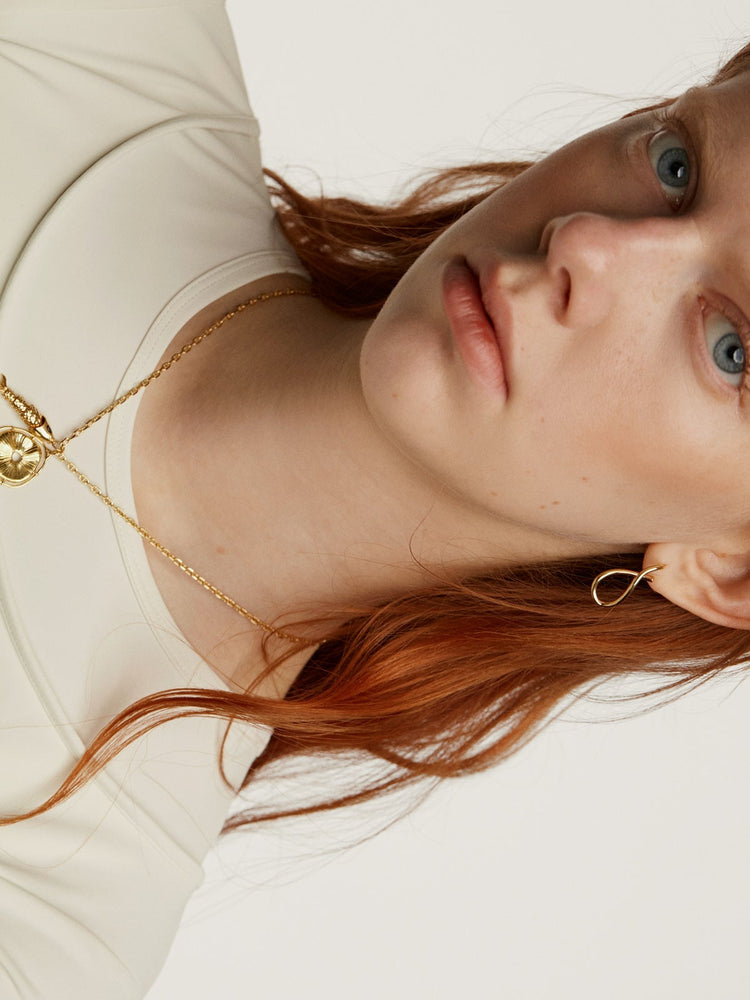 CHARM MEDALLA IRREGULAR DE PLATA BAÃ‘ADA EN ORO AMARILLO DE 18KT CON PIEDRAS TOPACIOS BLANCOS