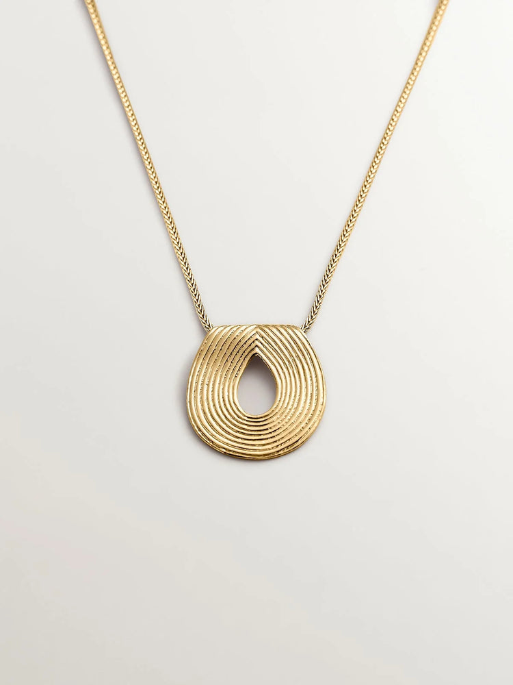Colgante ovalado de plata 925 bañada en oro amarillo de 18K con relieve