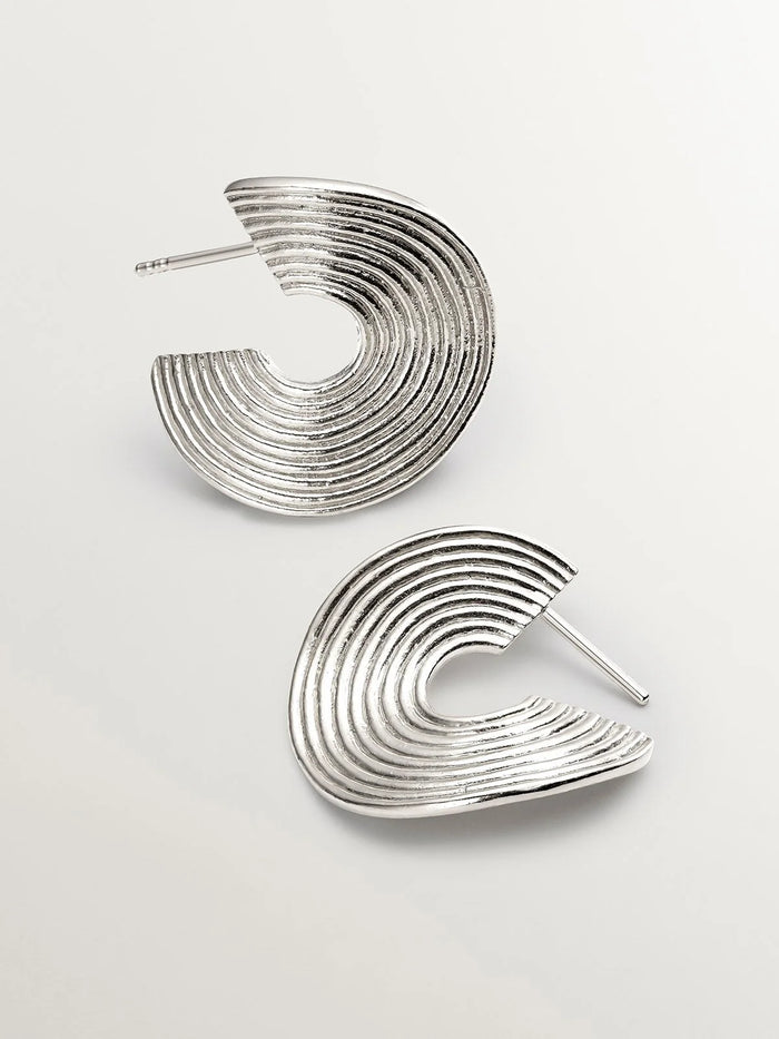 Pendientes de aro medianos de plata 925 con relieve y forma irregular