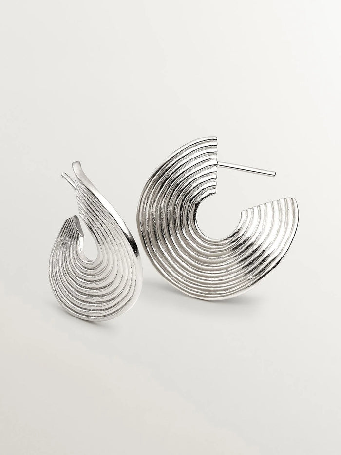 Pendientes de aro medianos de plata 925 con relieve y forma irregular
