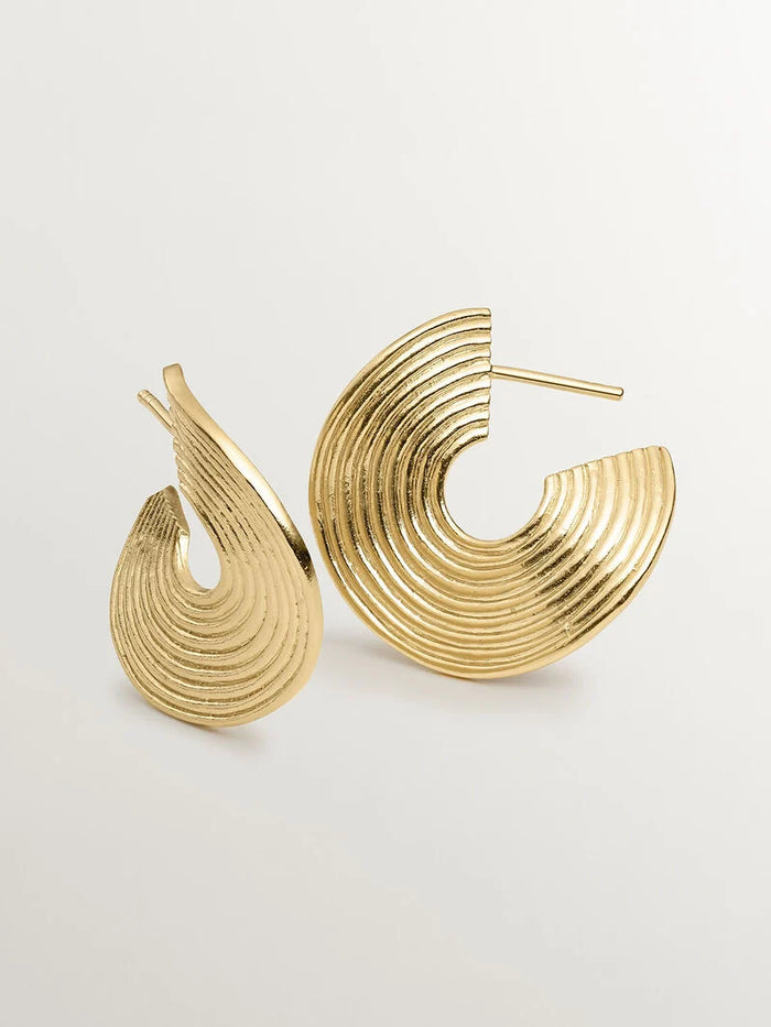 Pendientes de aro medianos de plata 925 bañada en oro amarillo de 18K con relieve y forma irregular