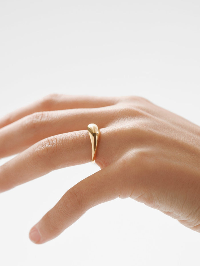 Anillo abombado de plata bañada en oro amarillo de 18kt