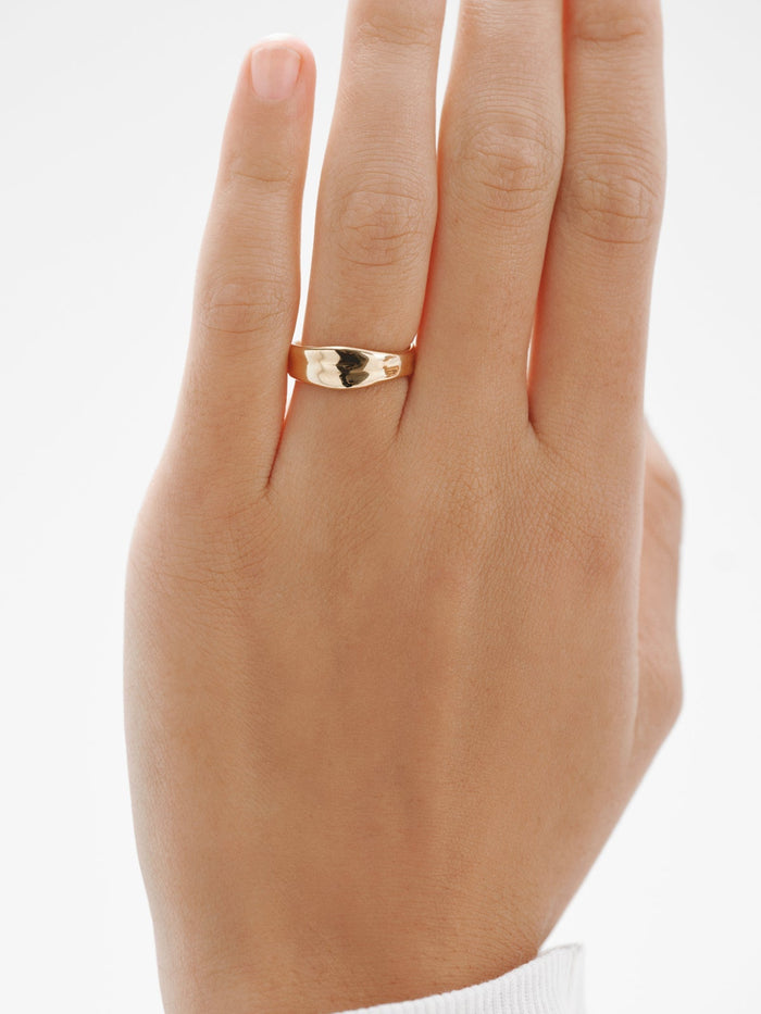 Anillo irregular de plata bañada en oro amarillo de 18kt