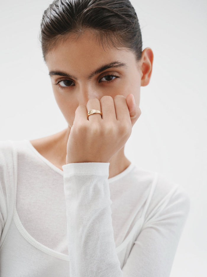 Anillo irregular de plata bañada en oro amarillo de 18kt