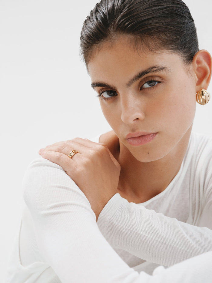 Anillo irregular de plata bañada en oro amarillo de 18kt