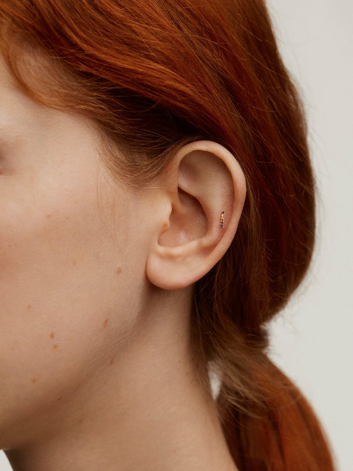 Piercing línea de oro amarillo de 18K con amatista, rubí y zafiros multicolor