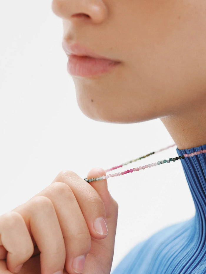 Collar de plata 925 bañada en oro amarillo de 18K con bolitas de turmalina multicolor