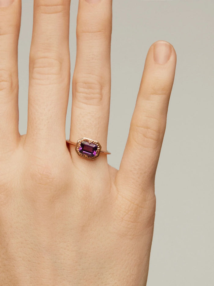 Anillo tipo solitario de plata 925 bañada en oro rosa de 18K con amatista morada