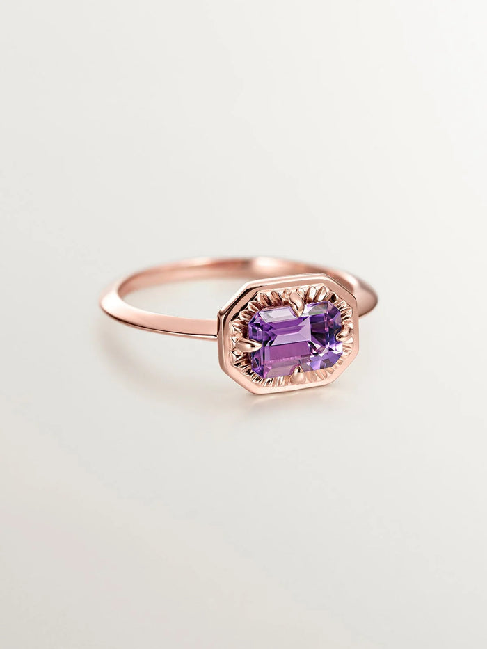 Anillo tipo solitario de plata 925 bañada en oro rosa de 18K con amatista morada